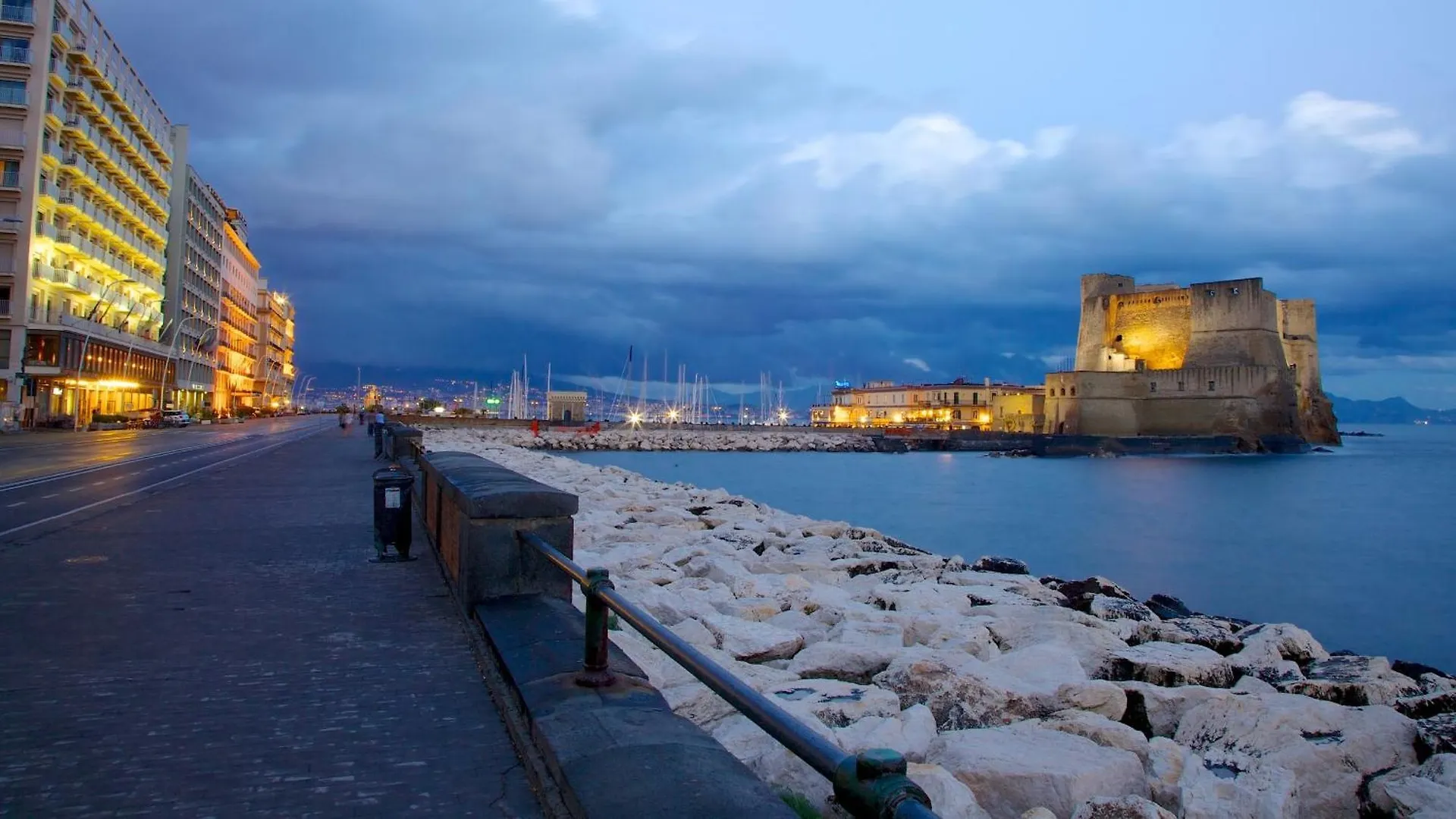 Your Central Wide Place - Min 31 Days Naples Apartment